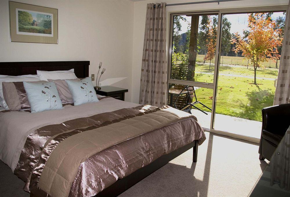 Maple Lodge Luxury Bed & Breakfast Albert Town ภายนอก รูปภาพ