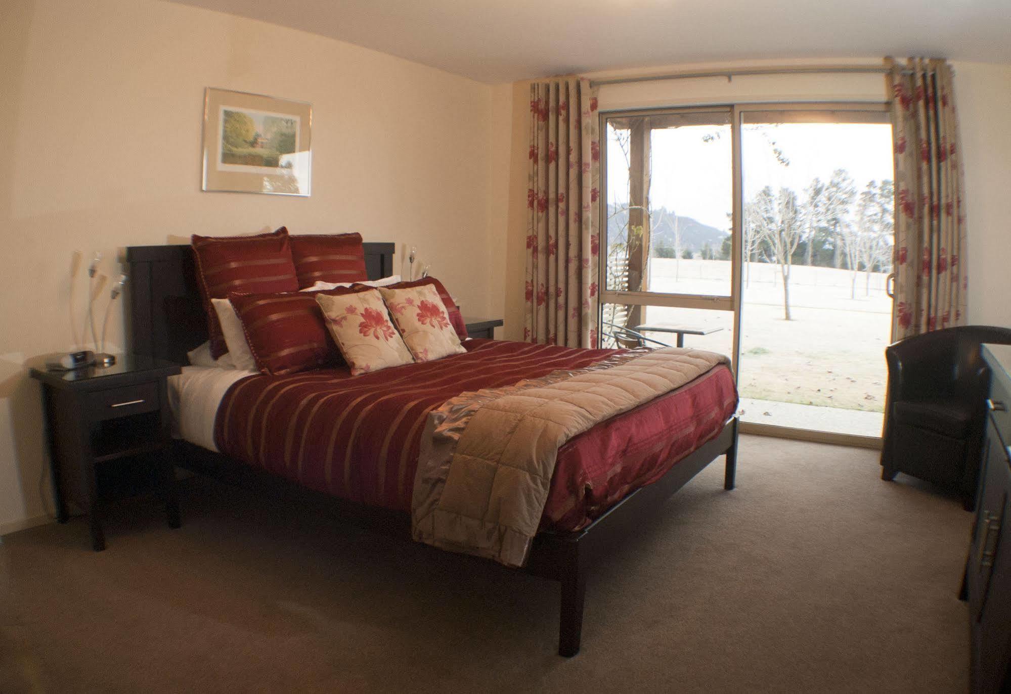 Maple Lodge Luxury Bed & Breakfast Albert Town ภายนอก รูปภาพ