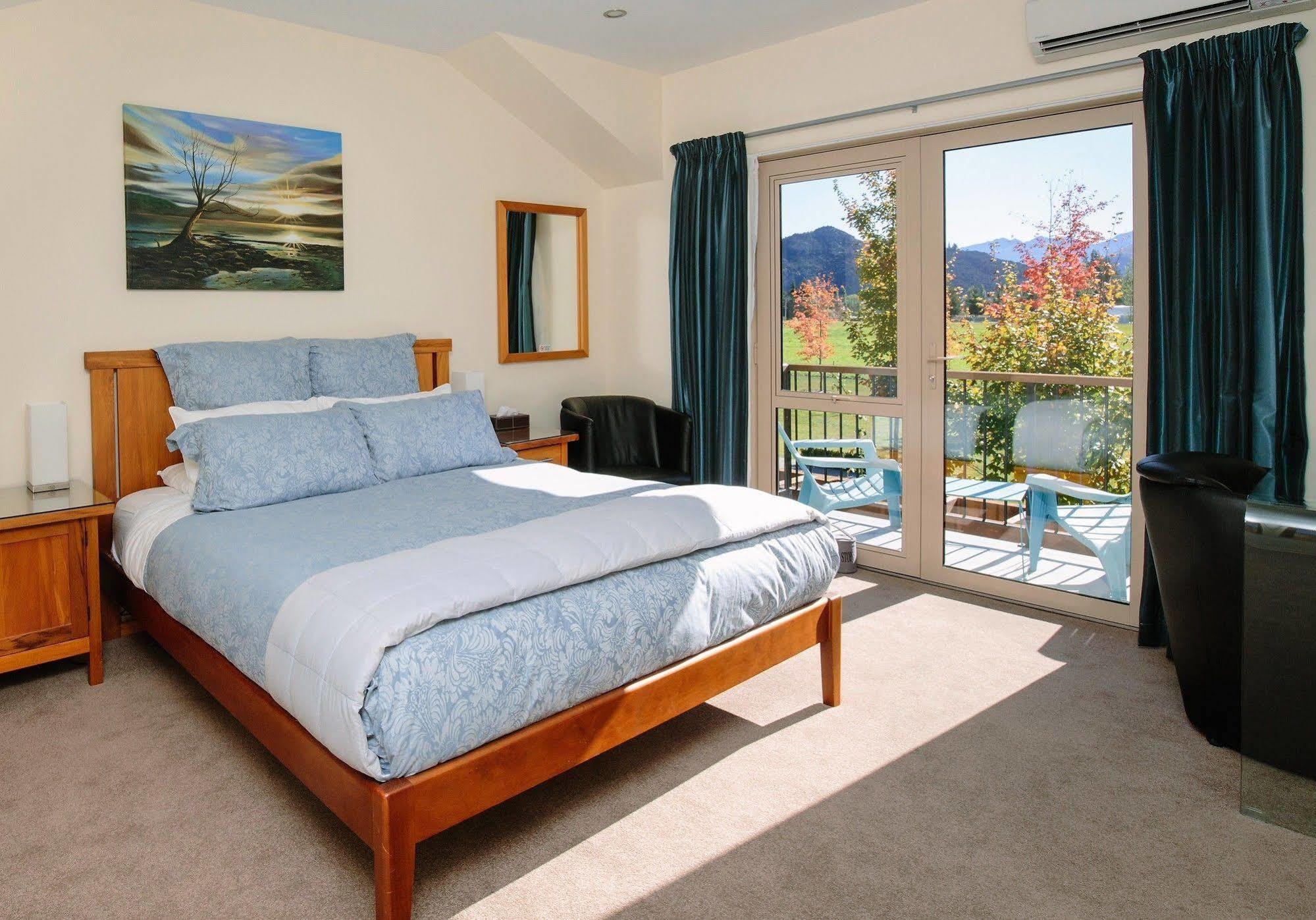 Maple Lodge Luxury Bed & Breakfast Albert Town ภายนอก รูปภาพ