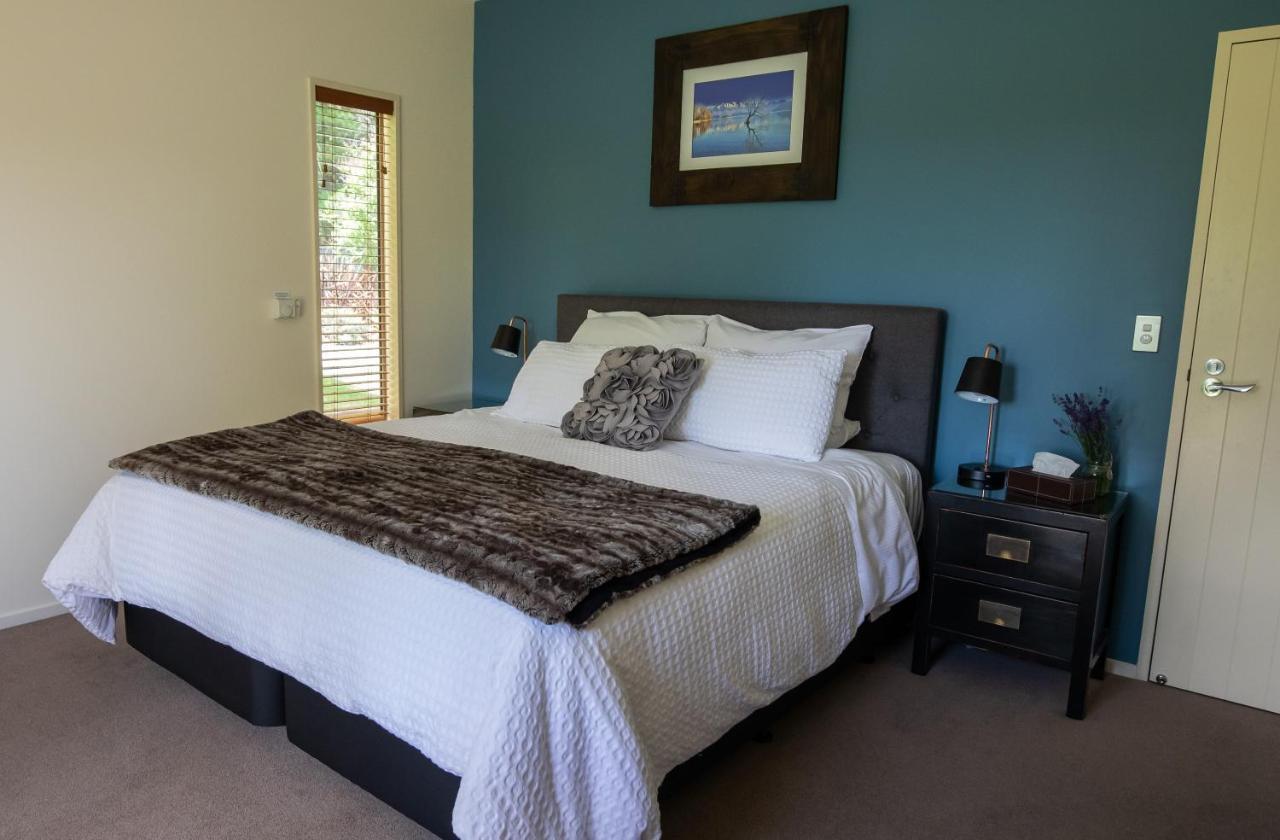 Maple Lodge Luxury Bed & Breakfast Albert Town ภายนอก รูปภาพ