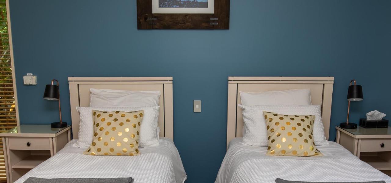 Maple Lodge Luxury Bed & Breakfast Albert Town ภายนอก รูปภาพ