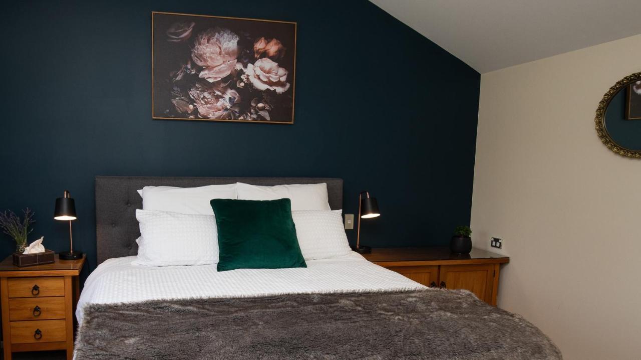 Maple Lodge Luxury Bed & Breakfast Albert Town ภายนอก รูปภาพ