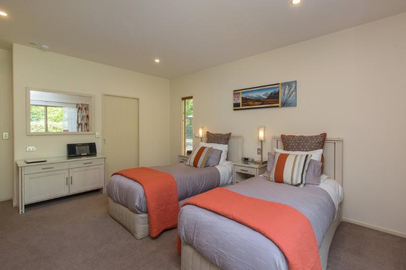 Maple Lodge Luxury Bed & Breakfast Albert Town ภายนอก รูปภาพ